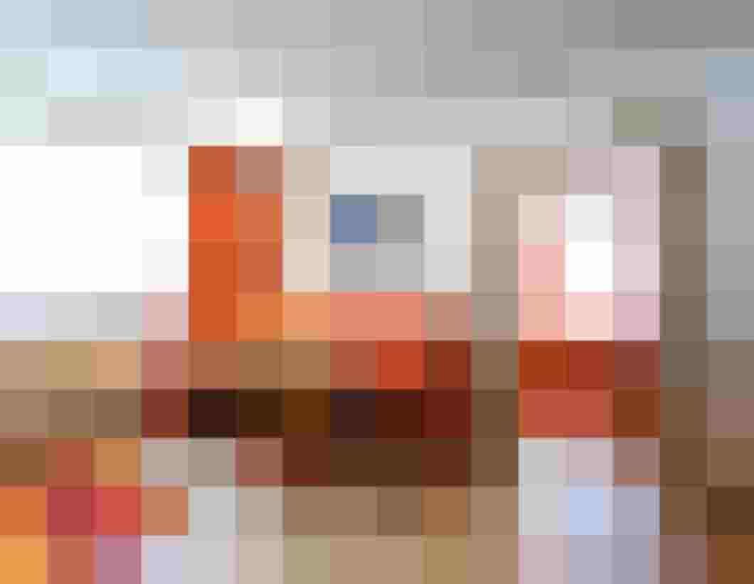 Wohnbereich mit orangefarbener Eckbank, Holztisch und Blick in ein Schlafzimmer mit Bett