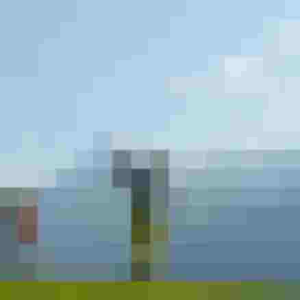 Zwei Personen beim Golfen vor schneebedeckten Bergen